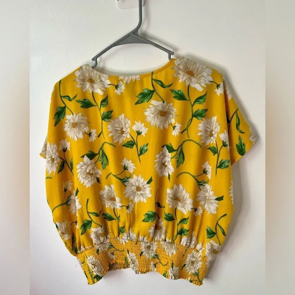 Forever 21+ Plus Size Daisy Floral V-Neck 0X Smocked-Hem Cropped Top Dolman - Picture 3 of 8